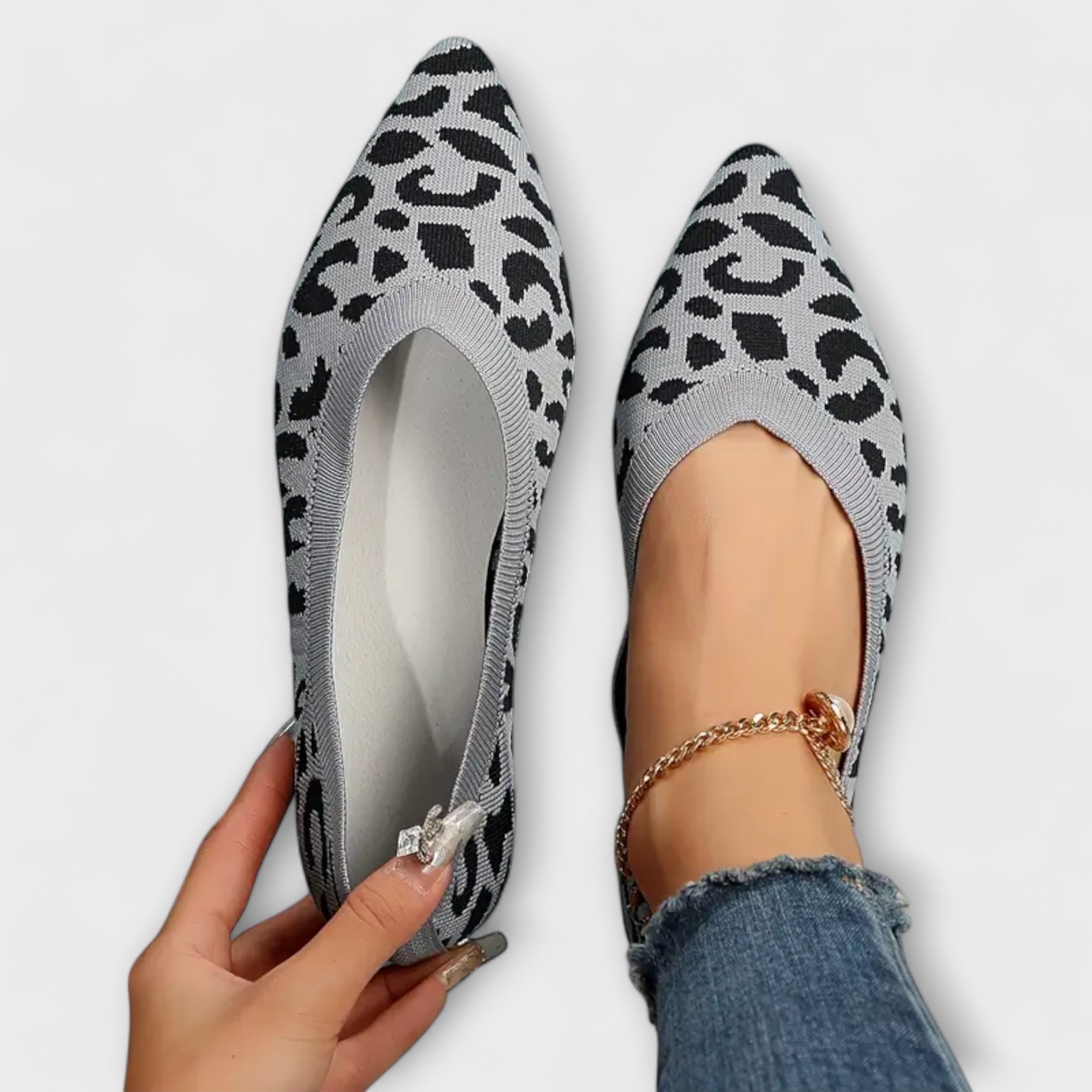 Pointed flats with leopard print