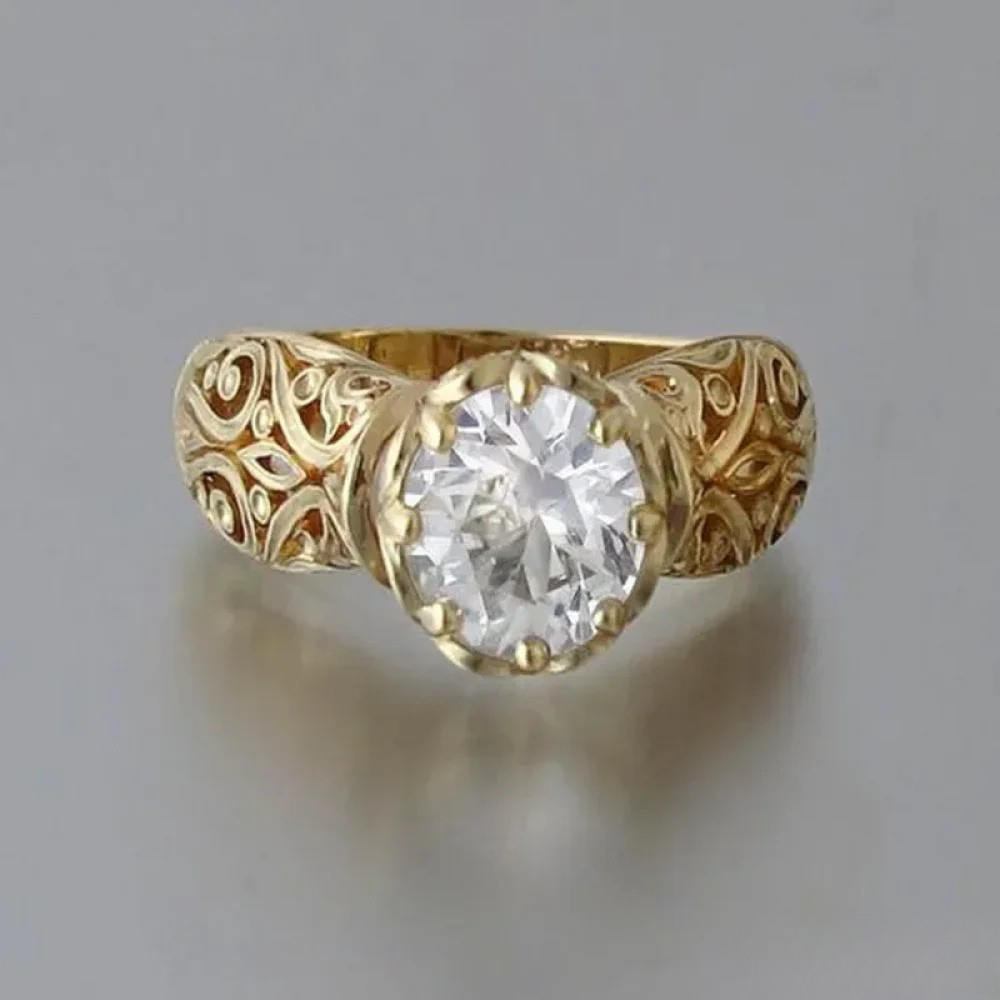 Ring with white zirconia