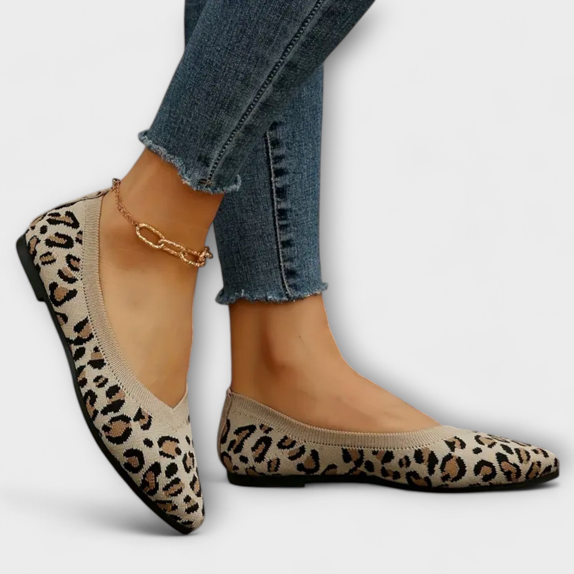 Pointed flats with leopard print