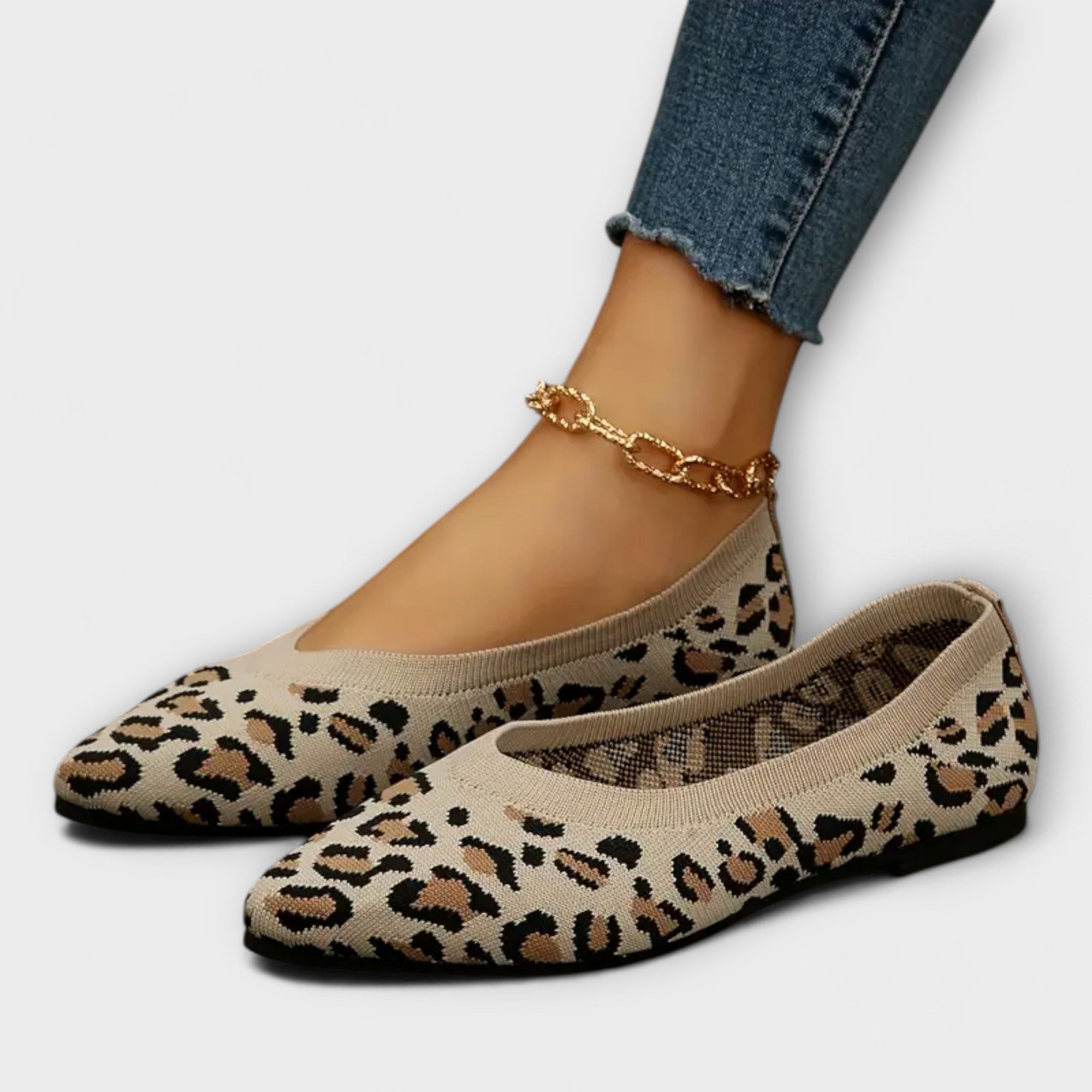 Pointed flats with leopard print