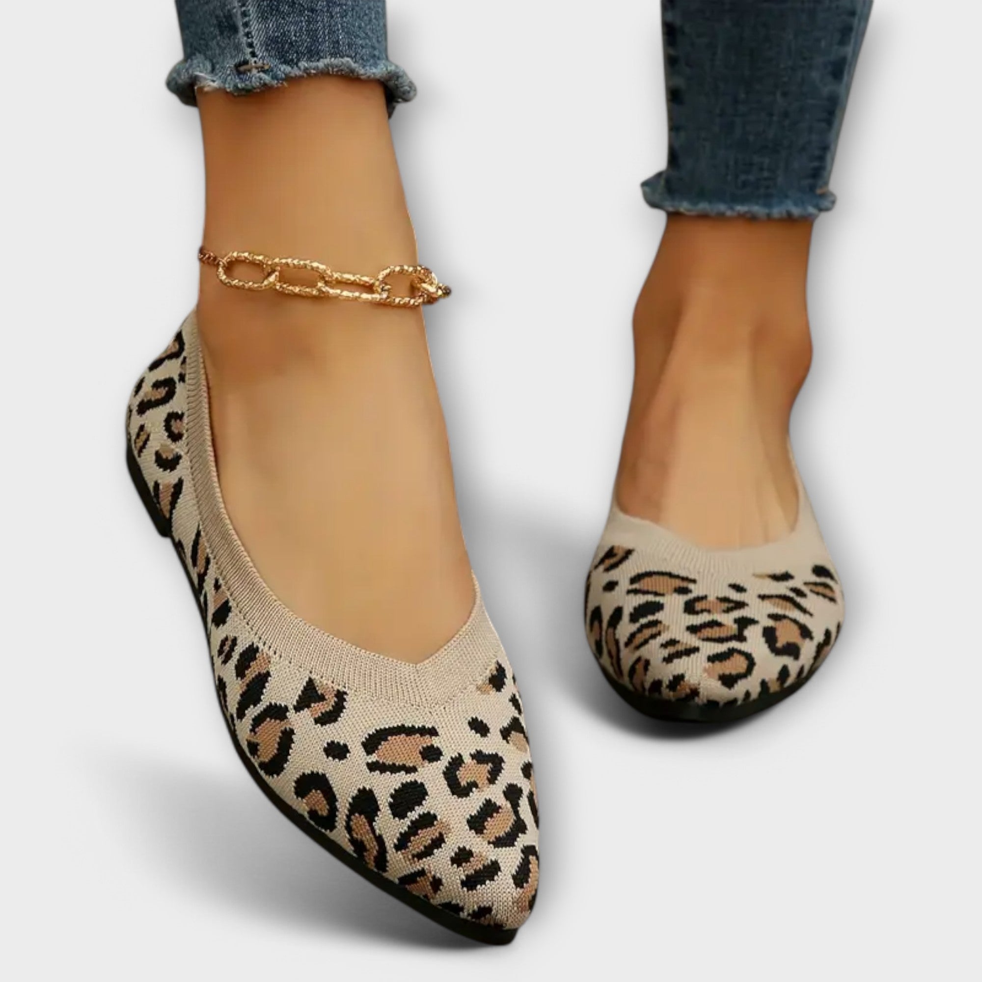 Pointed flats with leopard print