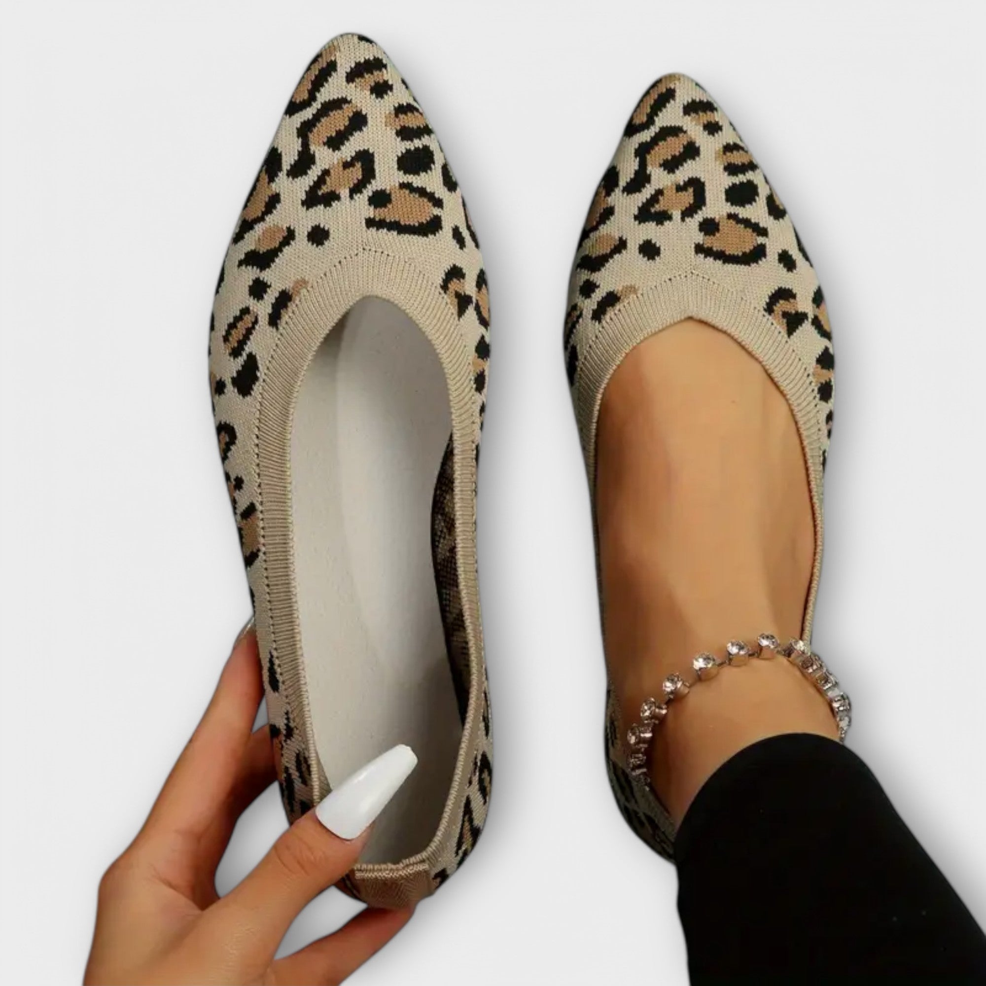 Pointed flats with leopard print